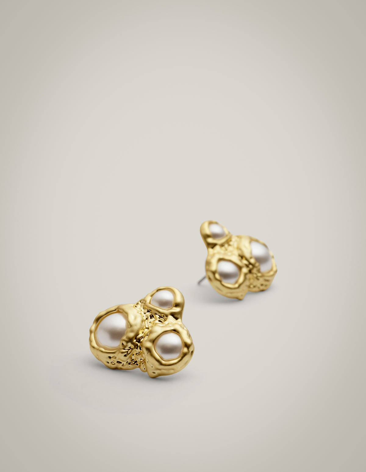Faye Pearl Stud Earrings