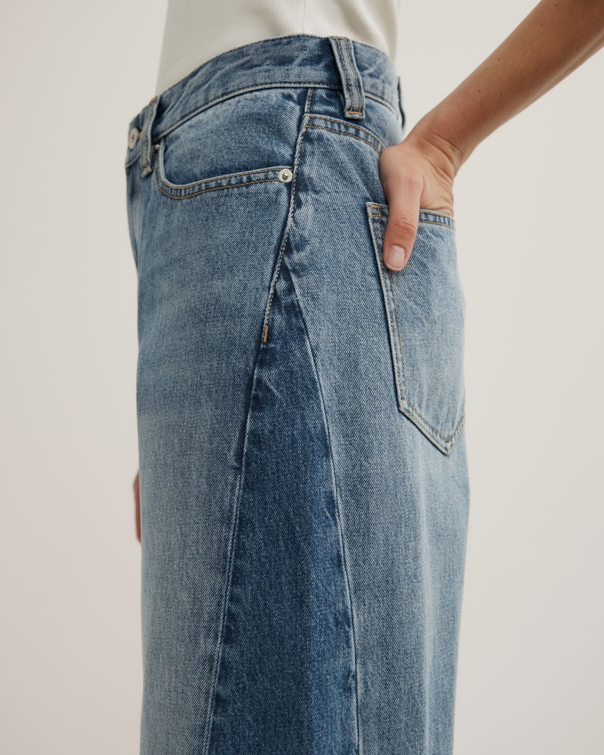 Contrast Barrel Jeans