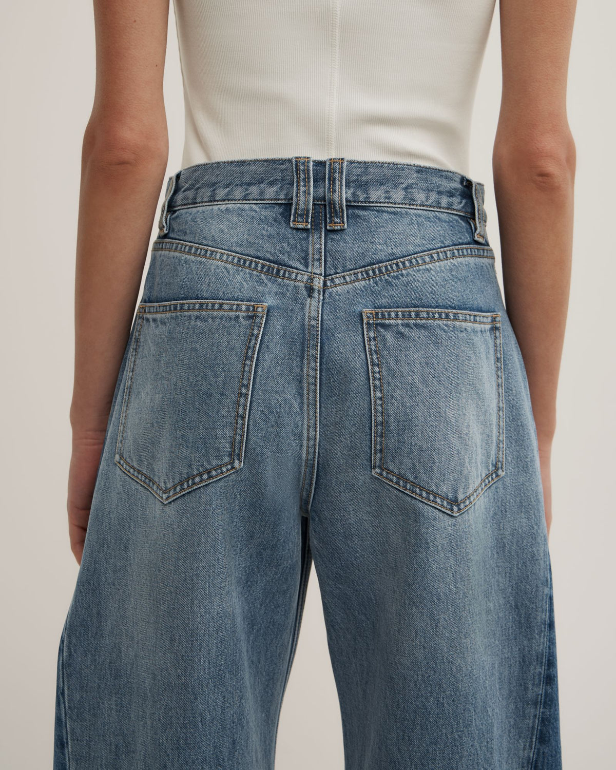 Contrast Barrel Jeans